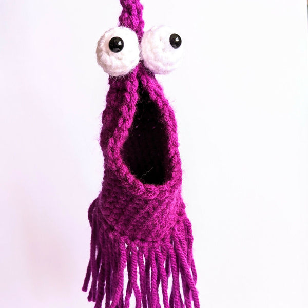 Small crochet alien - fuchsia